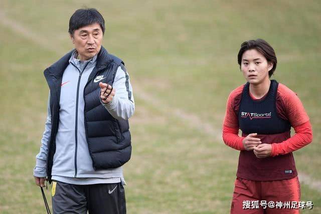 东方力量加持！生死战文班身着青绿色长袍到场 少林气质十足！